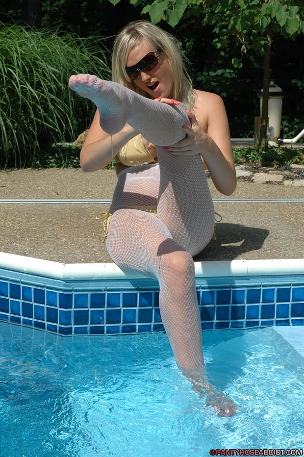 Gorgeous big tit blonde in wet tights poses in her big swimming pool